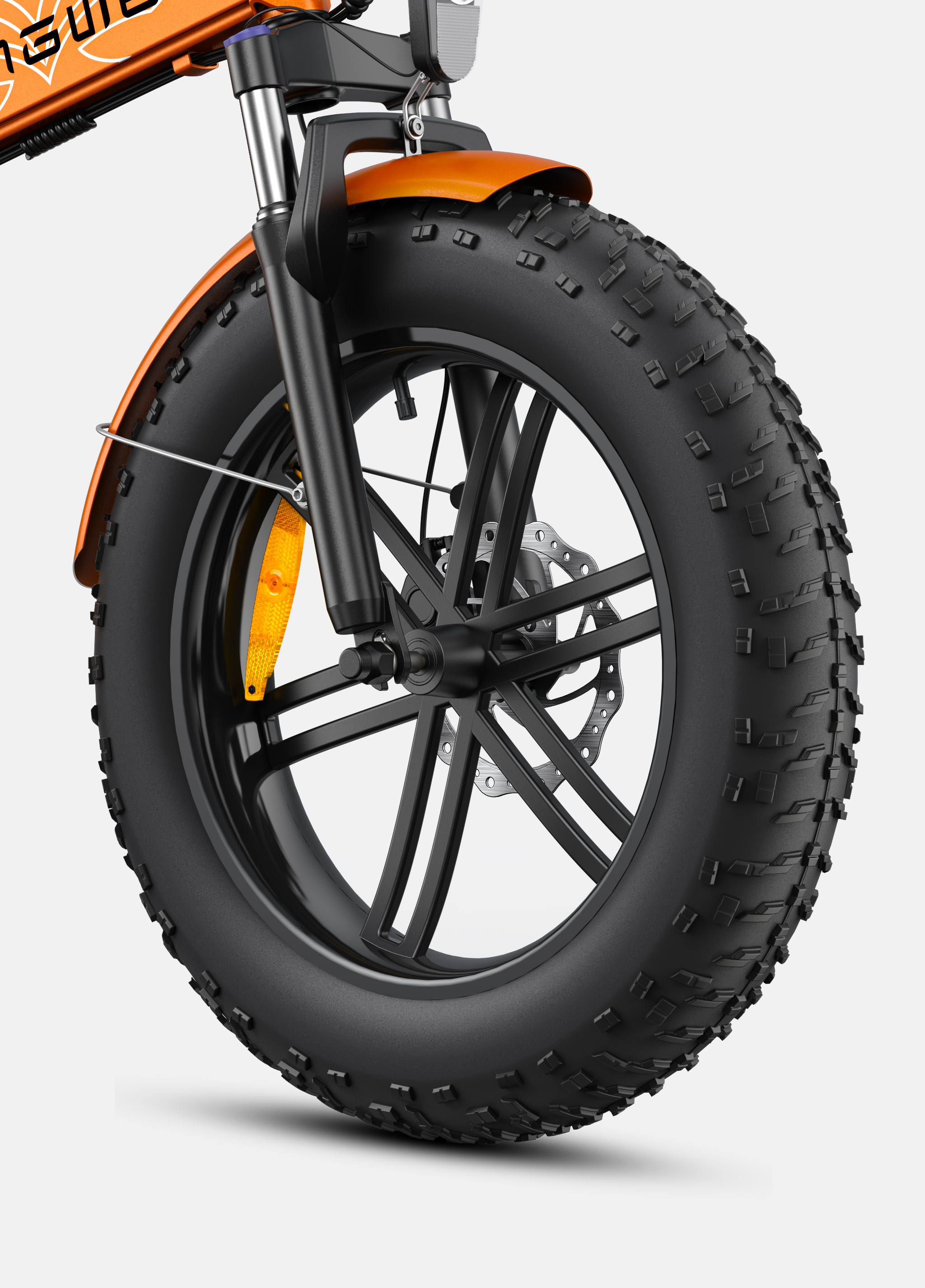 Primer plano de la rueda delantera de una e-bike naranja con neumático gordo y freno de disco.
