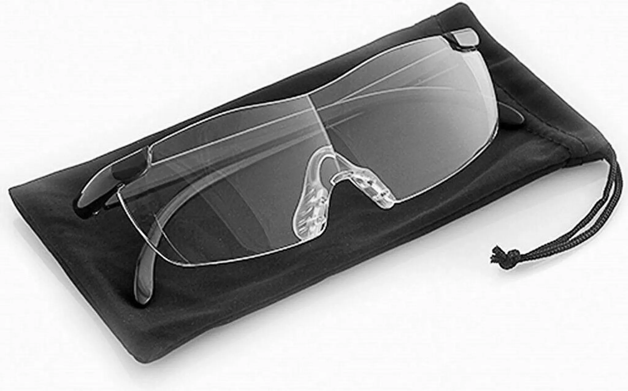 Eine klare randlose Brille liegt auf einem schwarzen Kordelzugbeutel.