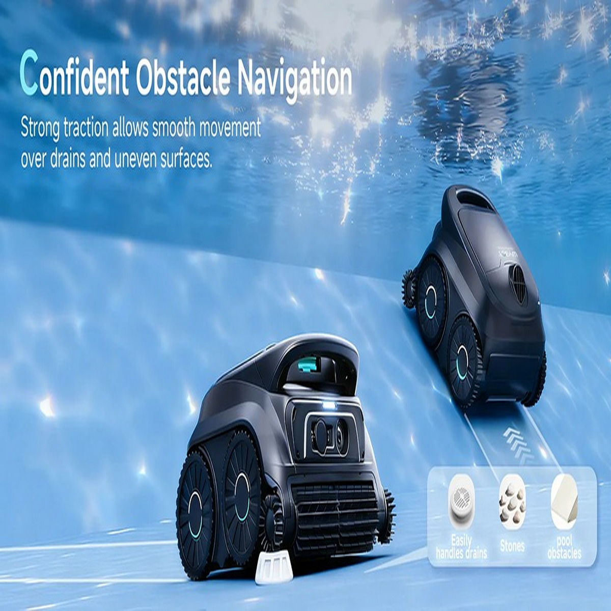 Zwei schwarze Roboter-Poolreiniger navigieren in einem blauen Pool, einer am Boden, einer an der Wand.
