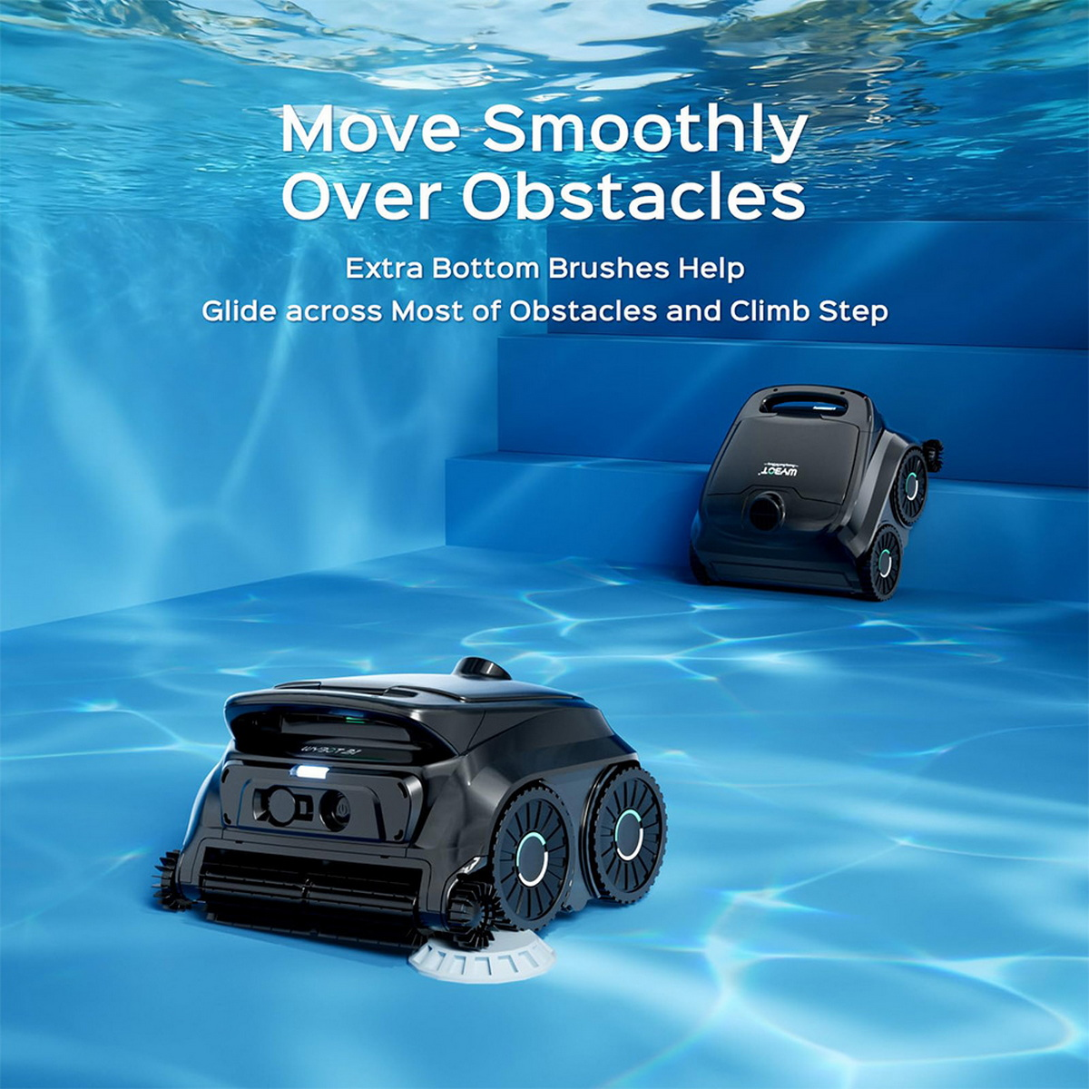 Zwei schwarze Roboter-Poolreiniger in einem blauen Pool, einer klettert Stufen.