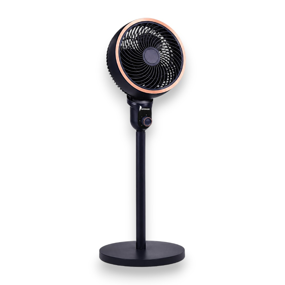Un ventilador de pedestal negro marca Karawan con borde de cobre y base circular.