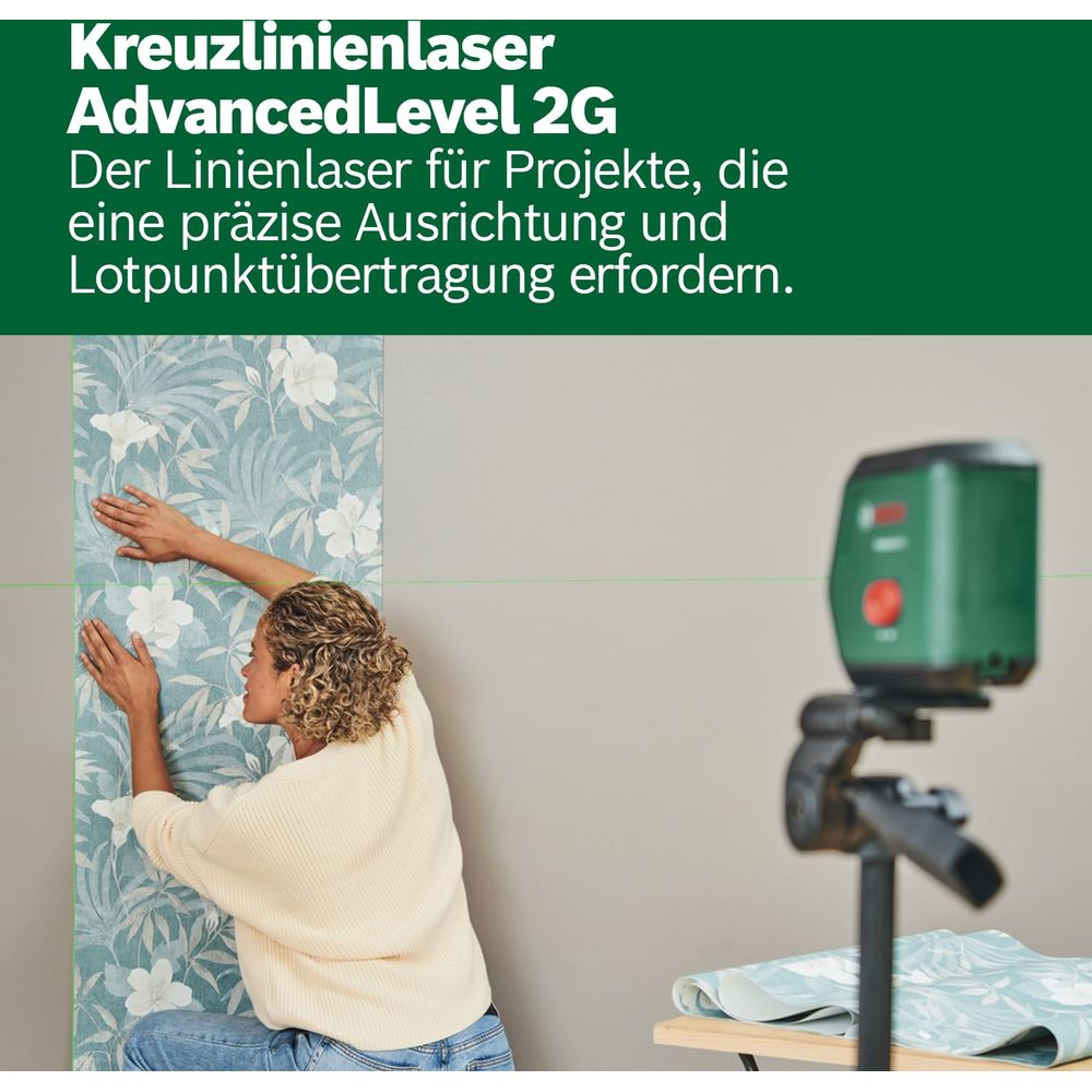Frau tapeziert mit Kreuzlinienlaser Advanced Level 2G, der präzise Ausrichtung bietet.