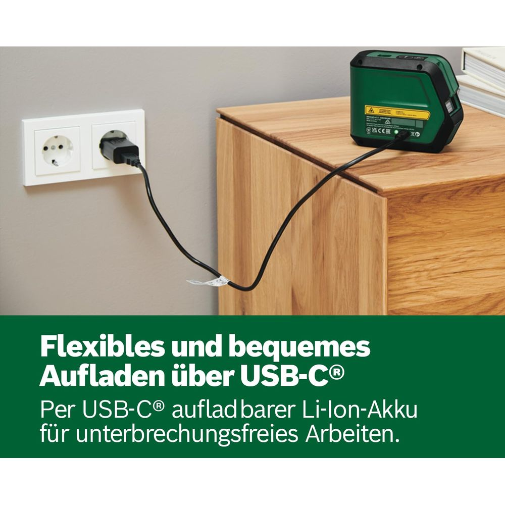 Ein grünes Gerät lädt über USB-C an einer Steckdose.