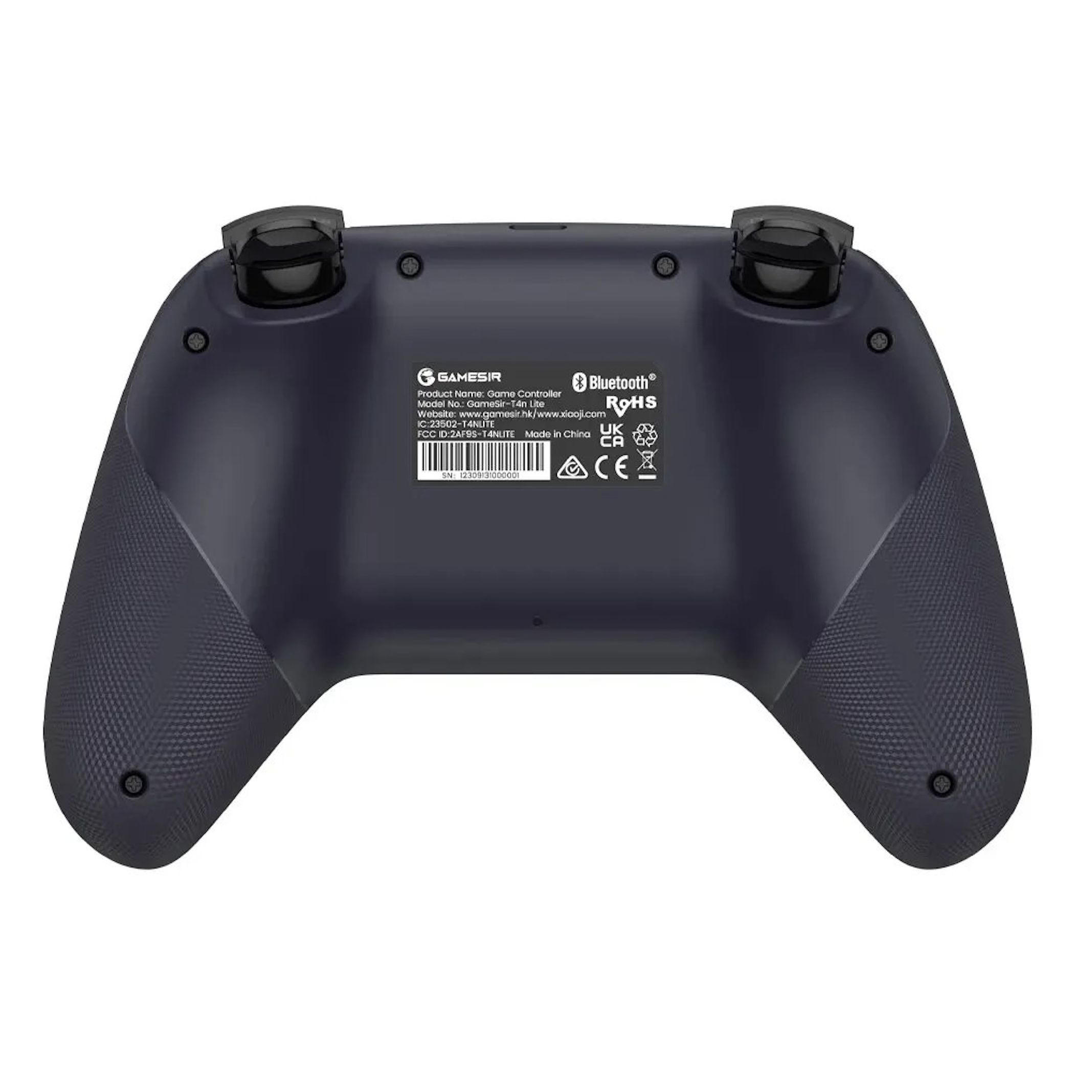 Rückseite eines dunkelgrauen Game Controllers mit Grifftextur und Bluetooth-Logo.