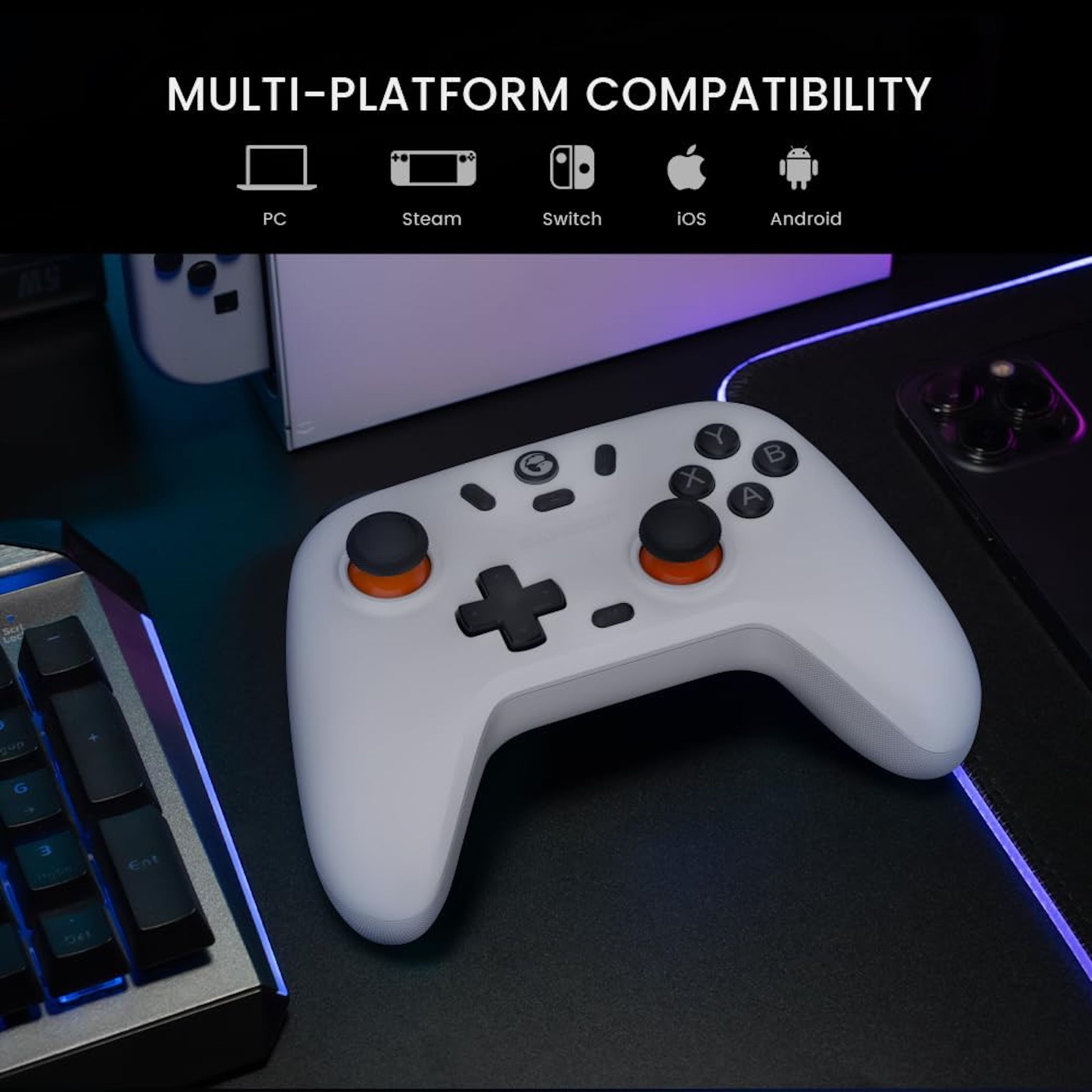Ein weißer Controller mit orangen Akzenten liegt auf einer schwarzen Unterlage neben einer Tastatur.