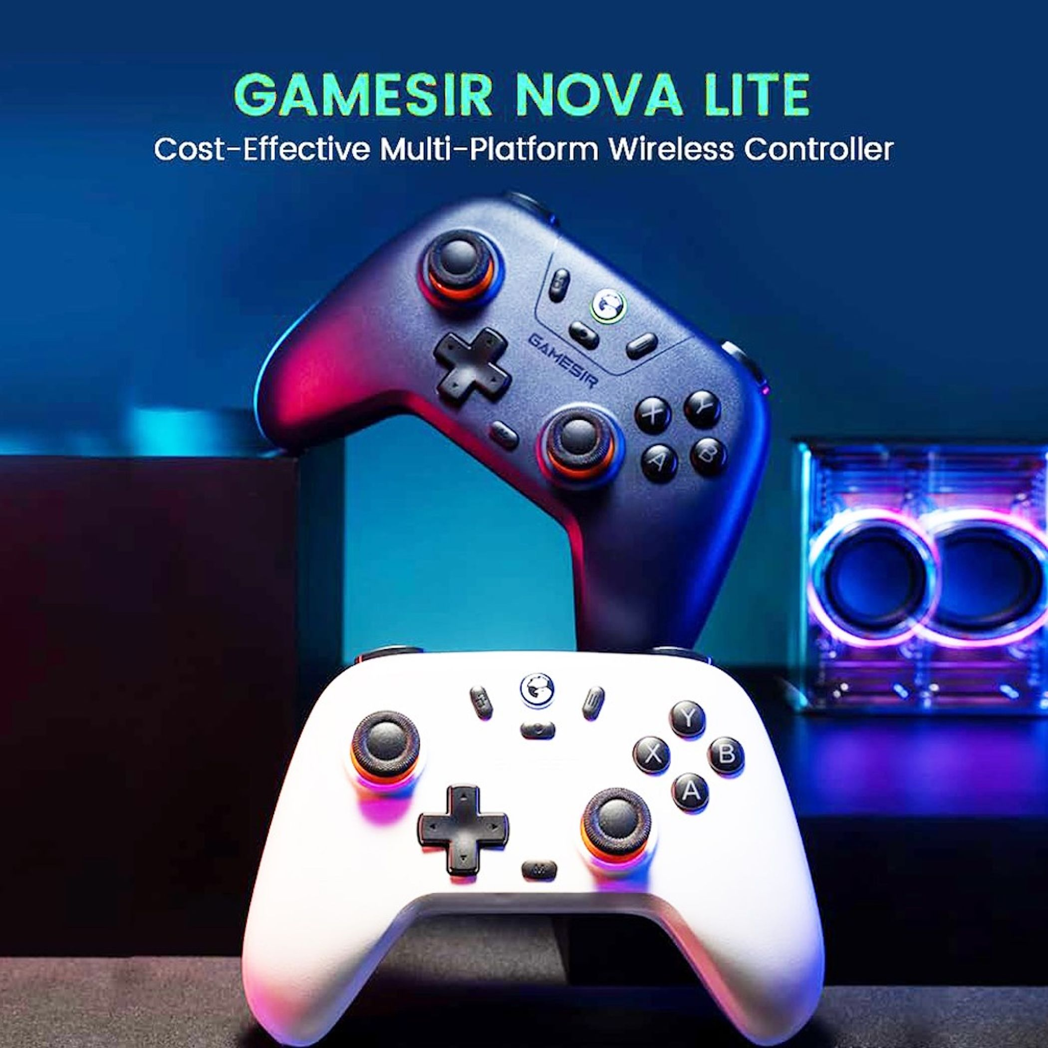 Zwei Game-Controller, ein weißer vorne, ein dunkler hinten. Leuchtende Lichter.