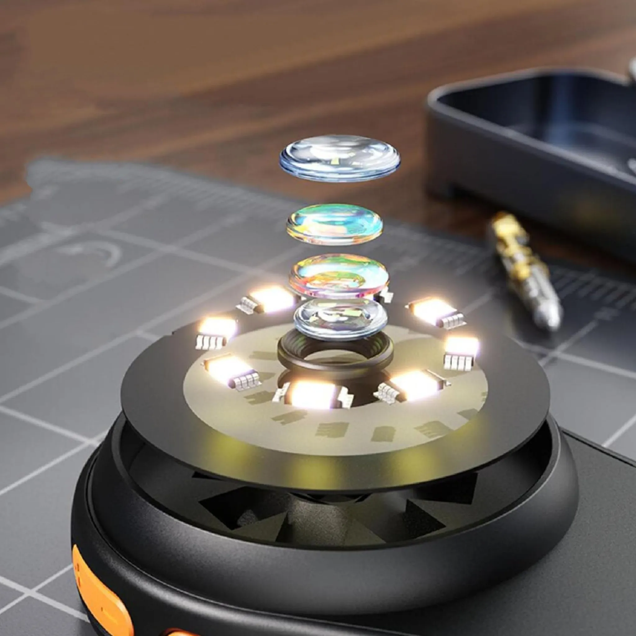 Nahaufnahme eines Objektivaufbaus mit LEDs und einem Lüfter darunter.
