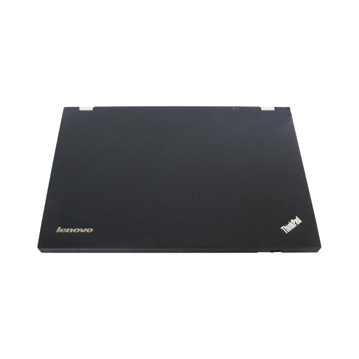 Geschlossener schwarzer Lenovo ThinkPad Laptop auf weißem Hintergrund.