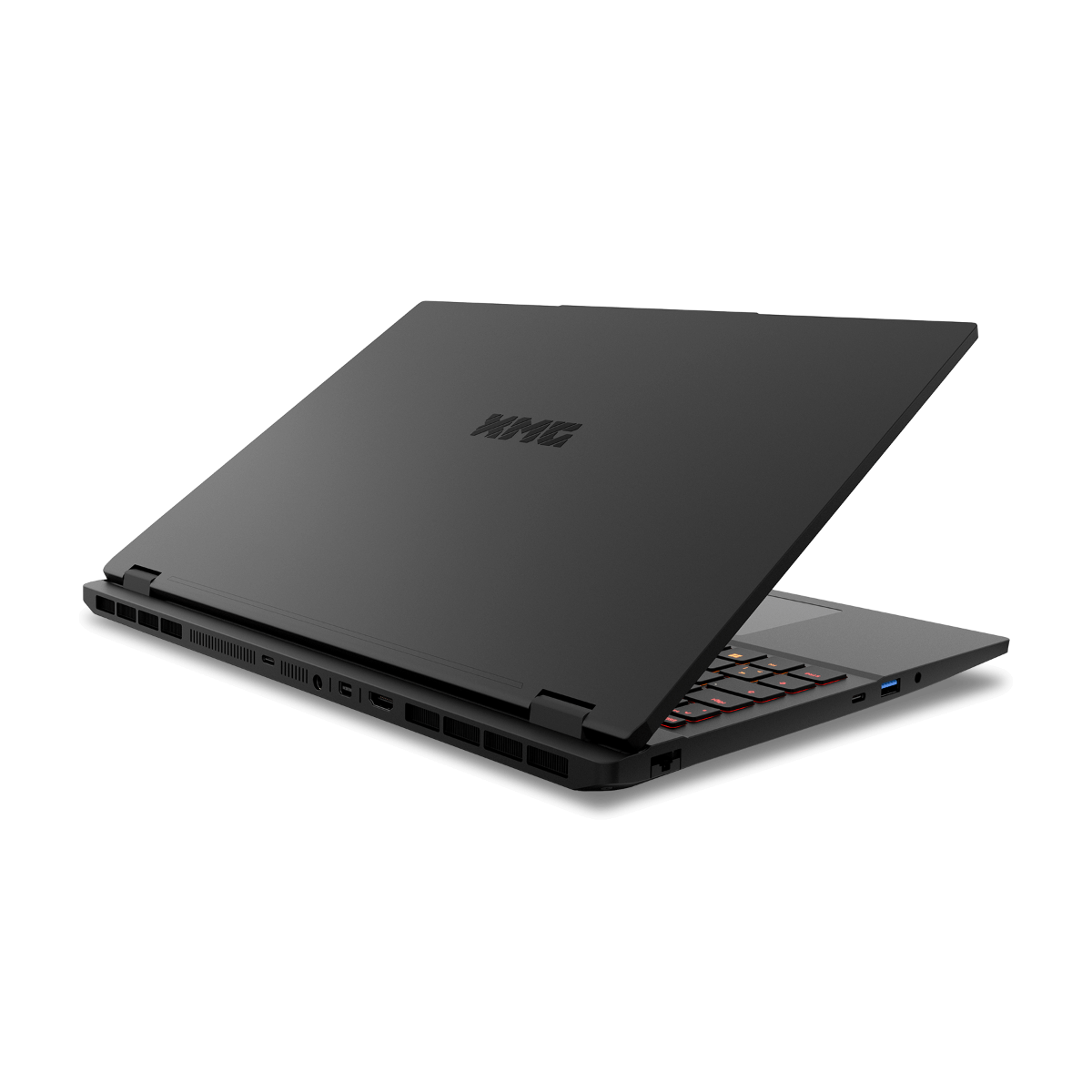 Ein schwarzer Laptop mit aufgeschlagenem Deckel, der das XMG-Logo zeigt.