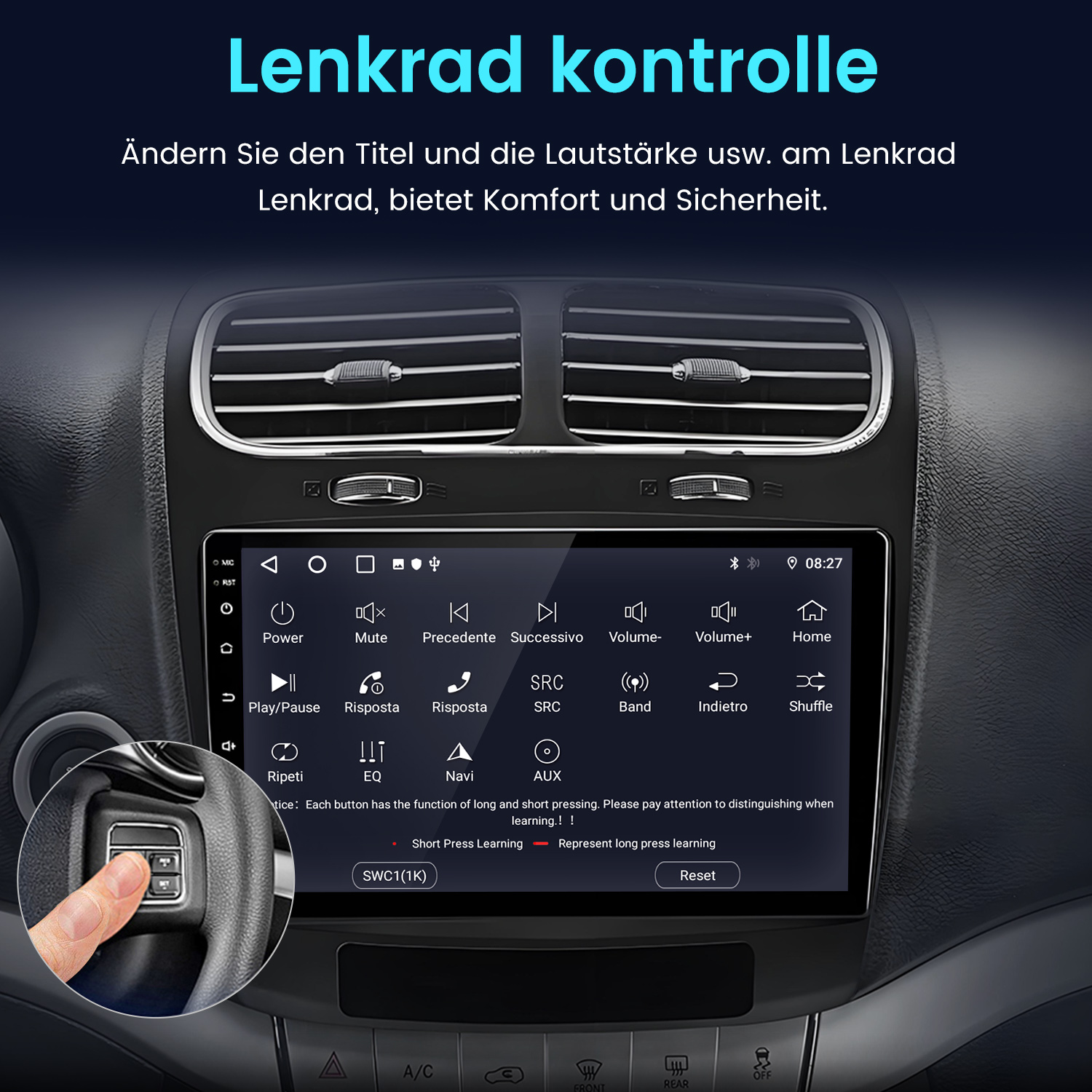 Ein Finger drückt eine Taste am Lenkrad eines Autos, das Infotainmentsystem ist zu sehen.