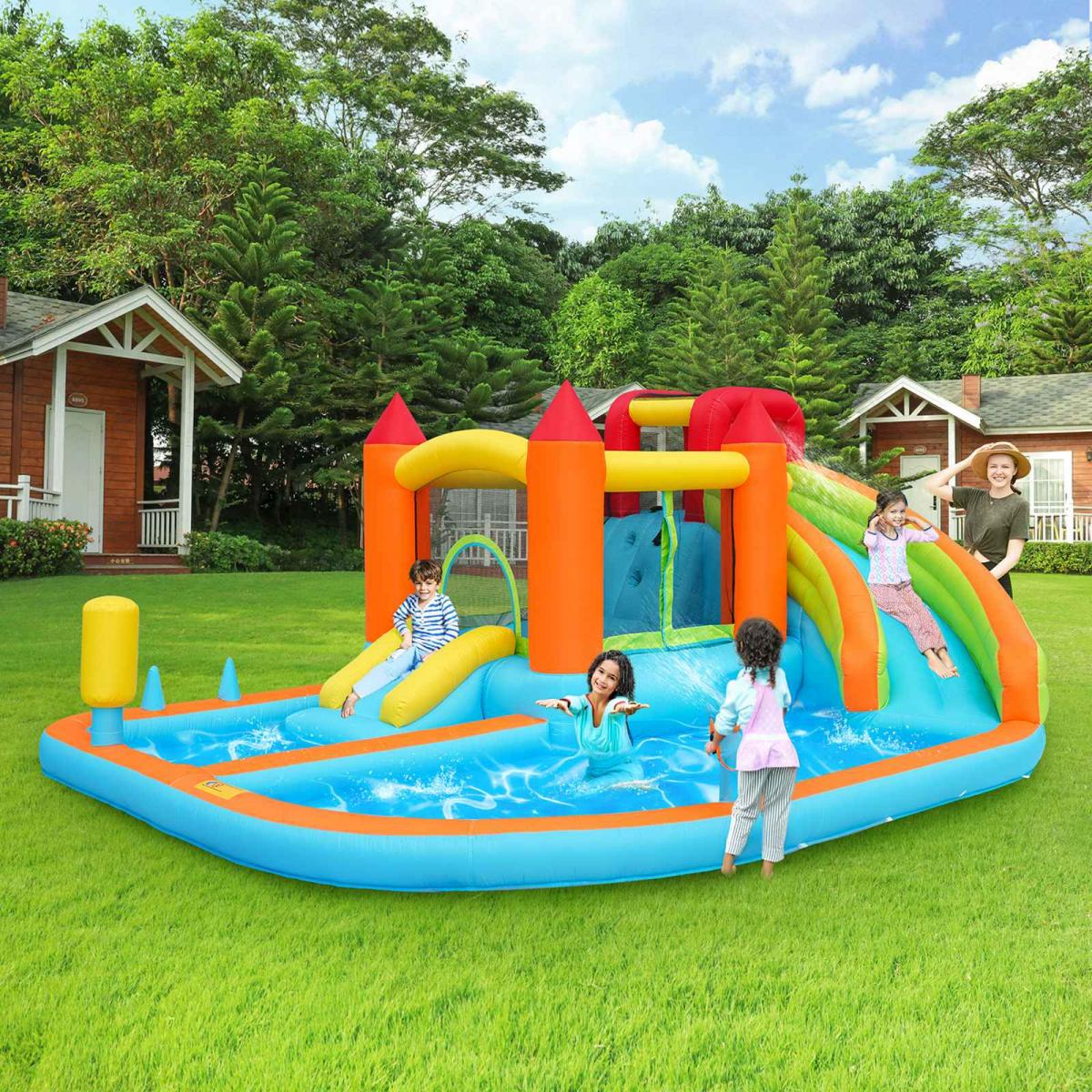 Kinder spielen auf einer bunten Hüpfburg mit Rutschen und Pool im Garten.