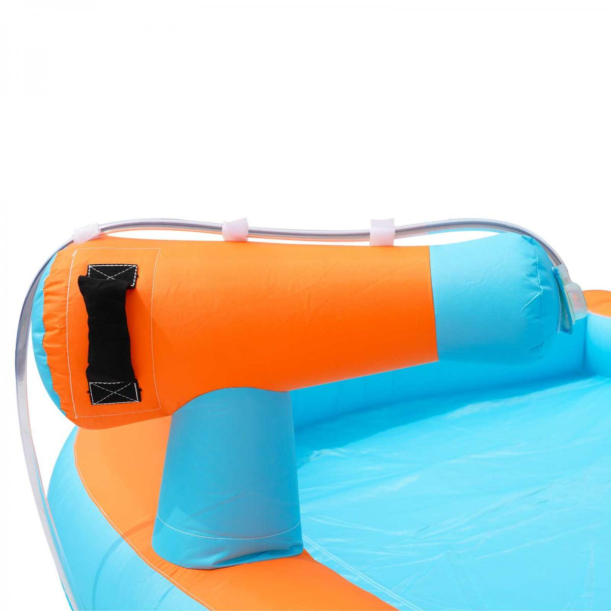 Ein aufblasbares Wasserrutschenelement in Orange und Blau mit einem Griff.