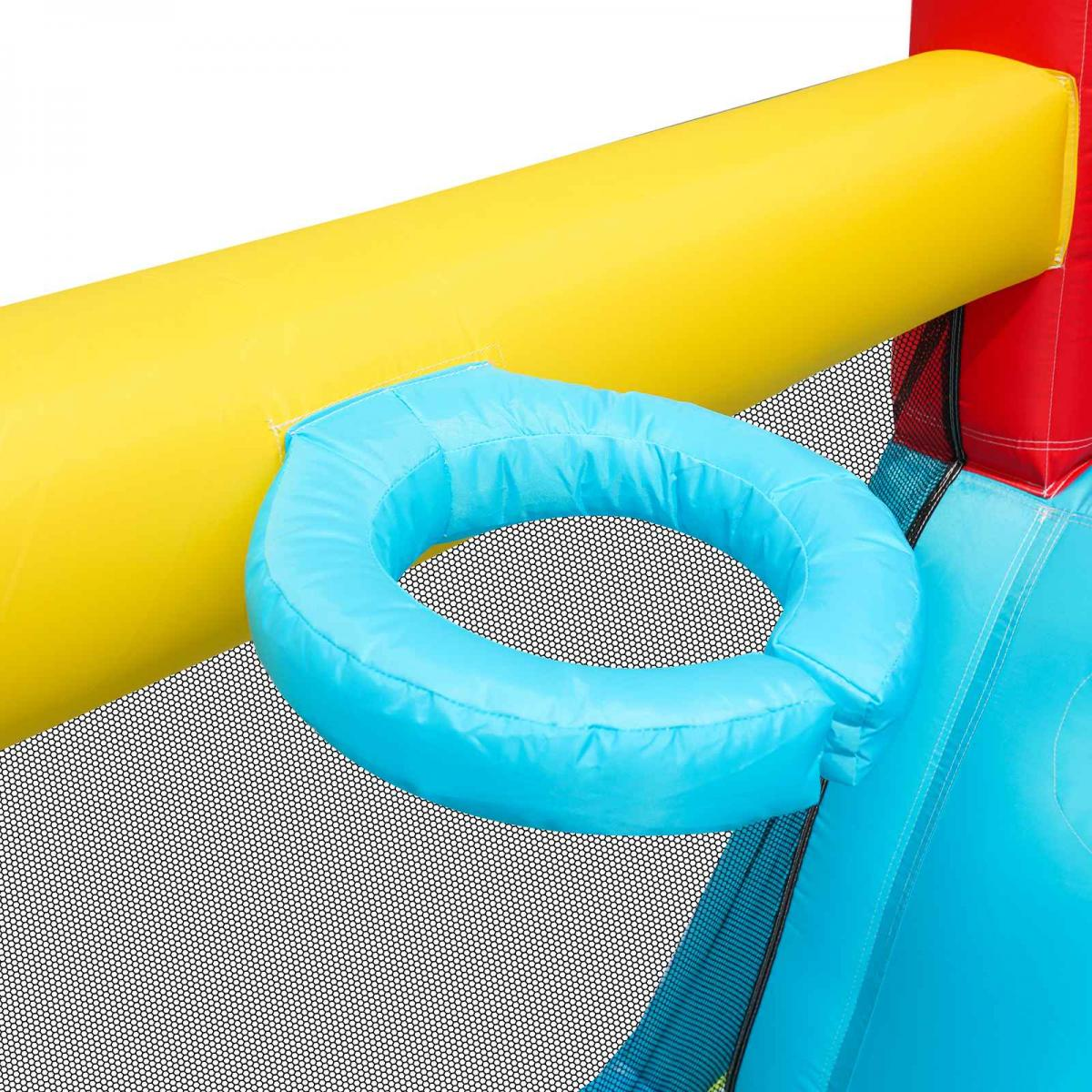 Ein aufblasbarer blauer Ring ist an einem gelben Schlauch befestigt, mit Netz im Hintergrund.