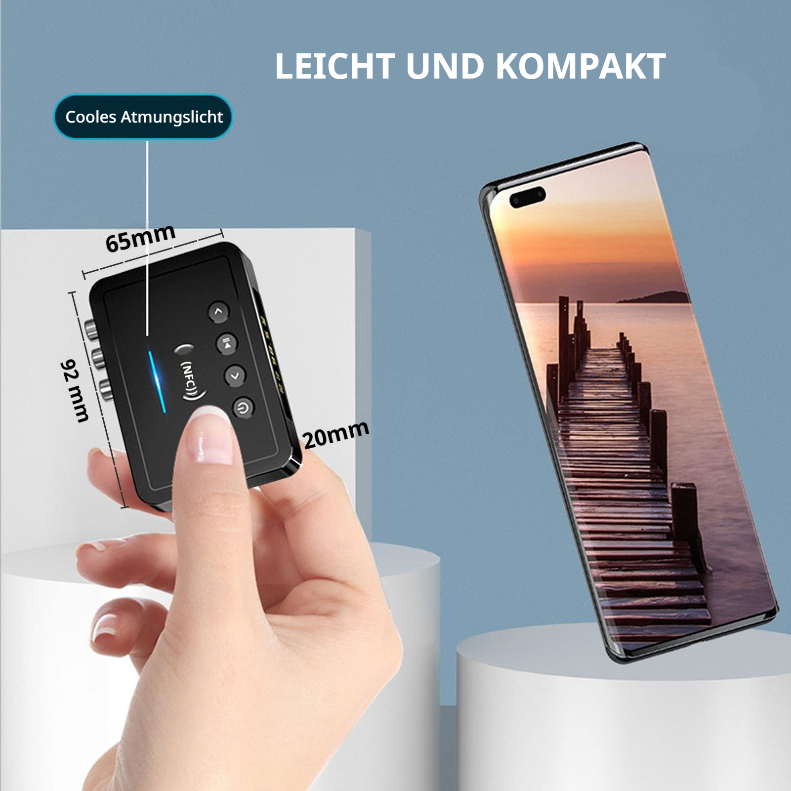 Ein schwarzer Bluetooth-Empfänger wird von einer Hand gehalten. Maße sind angegeben.