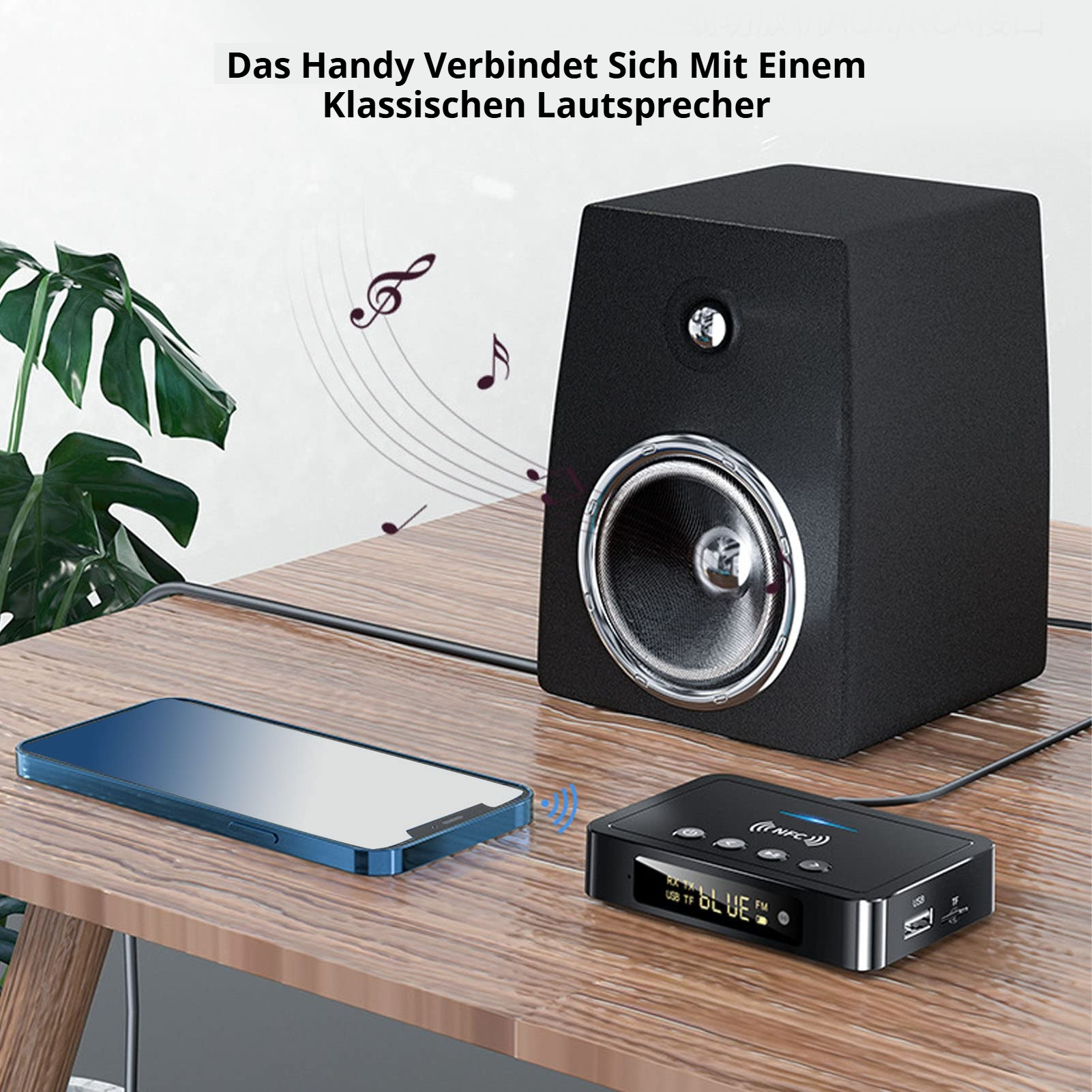 Ein Smartphone verbindet sich mit einem Lautsprecher-Adapter auf einem Holztisch.
