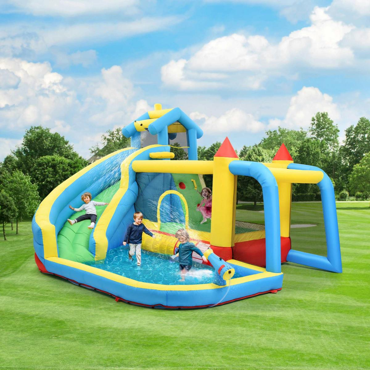 Aufblasbare Wasserrutsche mit Kindern, die im Pool spielen und die Rutsche hinunterfahren.