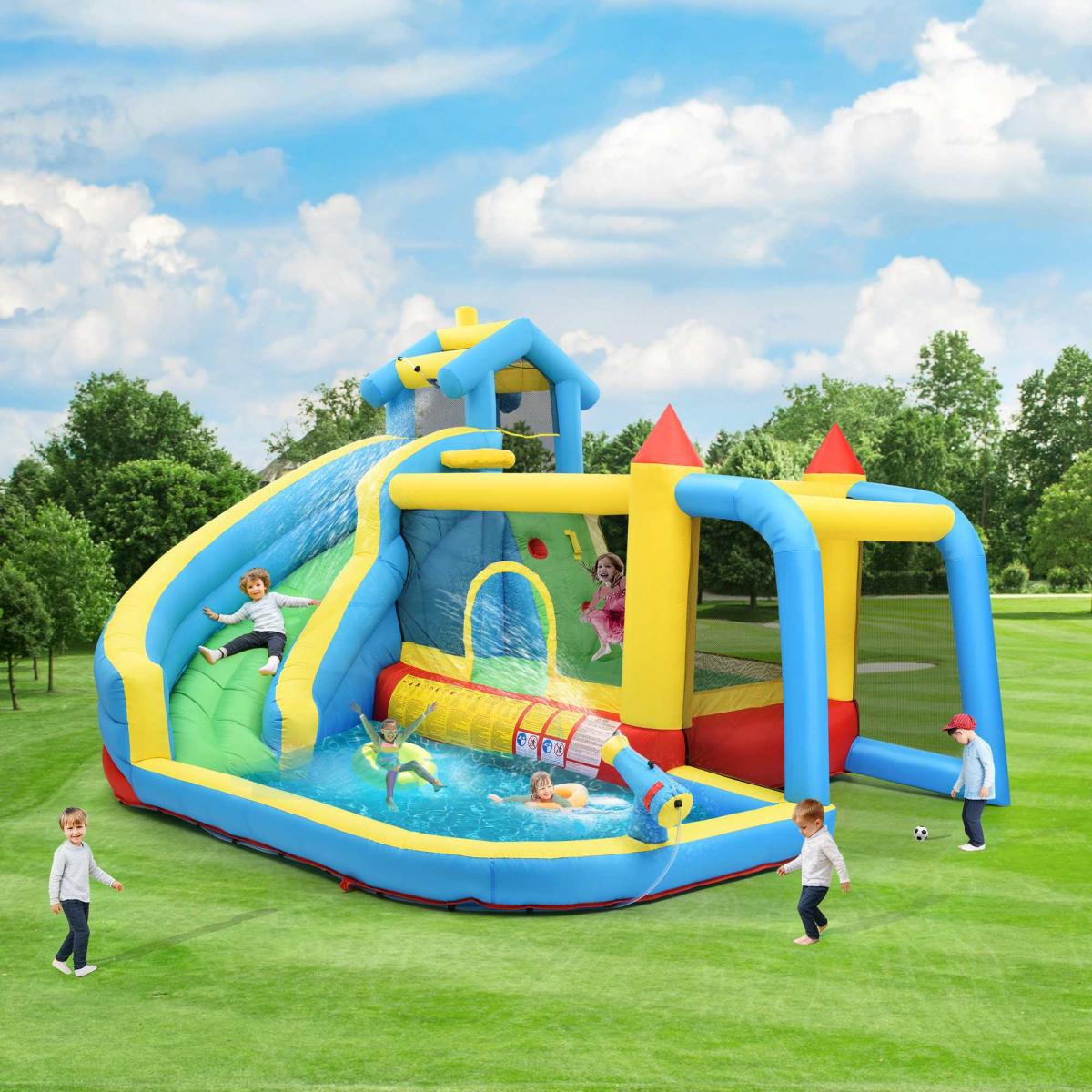 Bunter aufblasbarer Wasserrutschenpark mit Kindern, die rutschen und planschen.