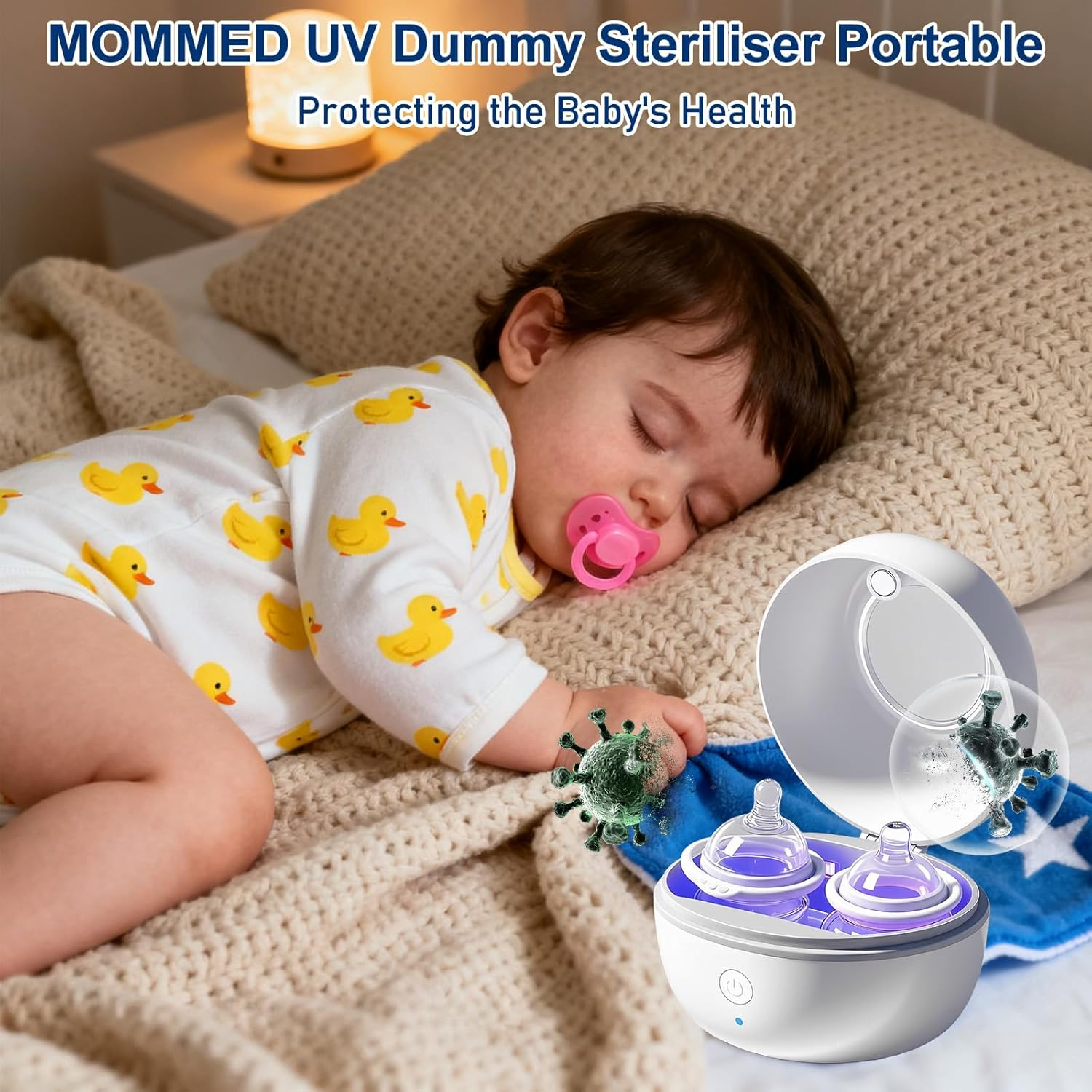 Ein Baby schläft mit Schnuller. Daneben ein UV-Sterilisator mit Flaschen.