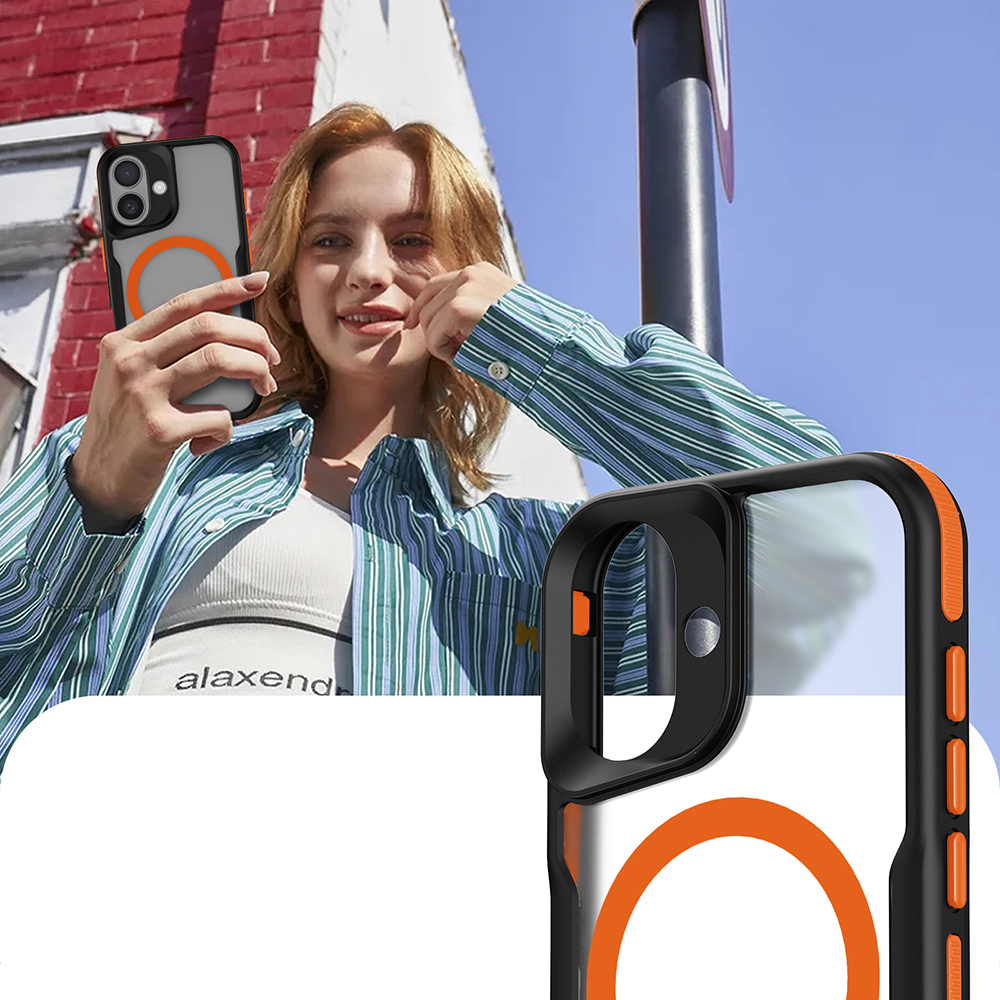 Bir kadın, kırmızı tuğla binanın önünde turuncu halkalı bir telefon tutuyor.