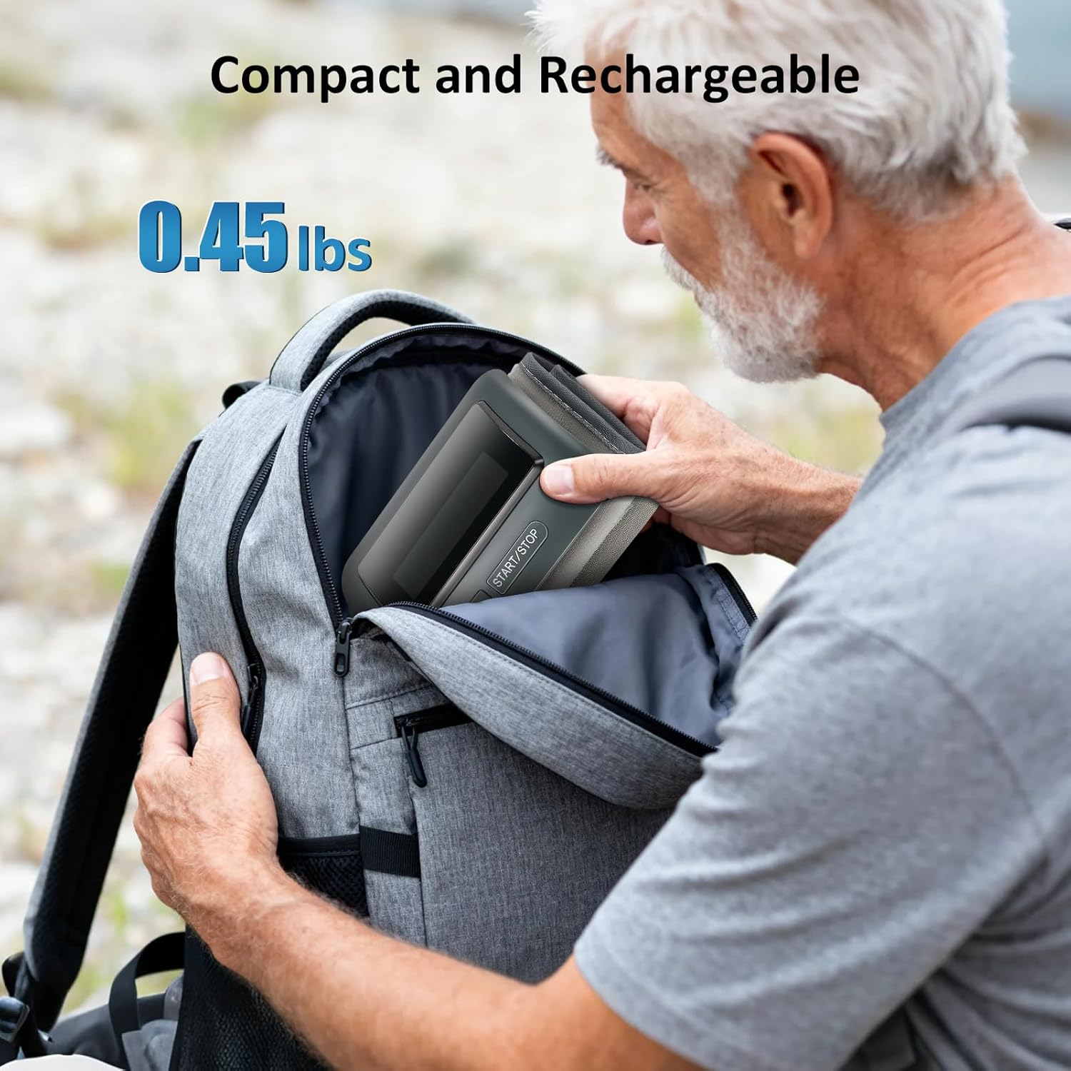 Ein Mann packt ein kleines, graues Gerät in einen Rucksack. Es wiegt 0,45 lbs.