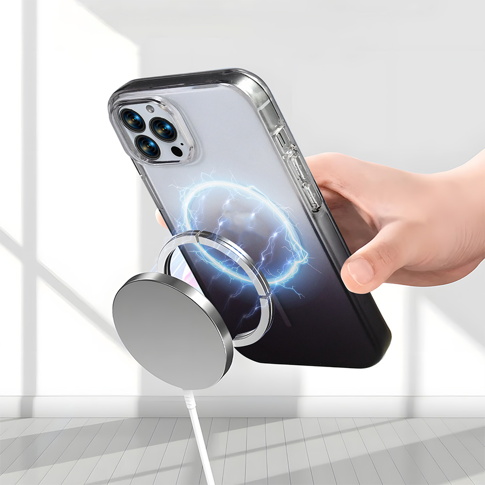 Elde manyetik şarj cihazı ve halka standı olan bir telefon tutuluyor. Mavi enerji efekti.