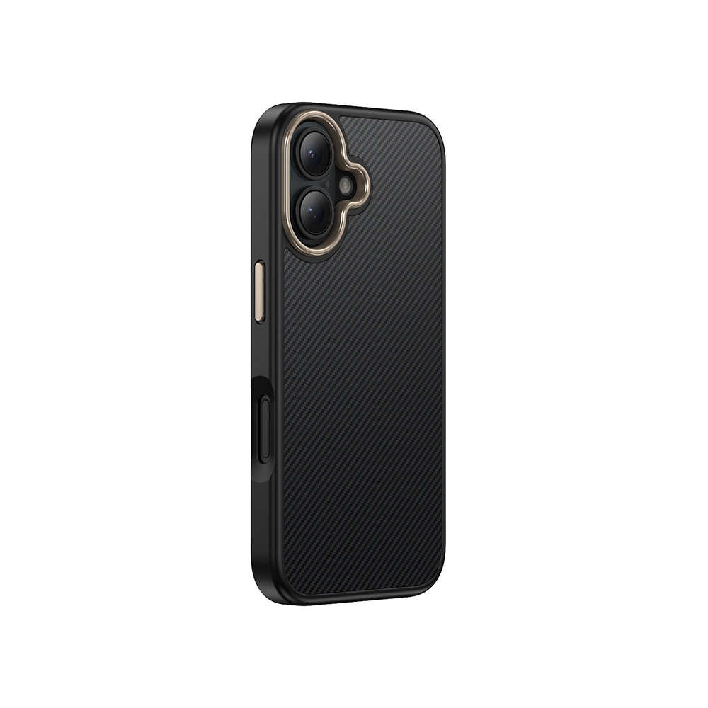 Karbon fiber desenli ve kamera kesimli siyah telefon kılıfı, beyaz üzerine izole.