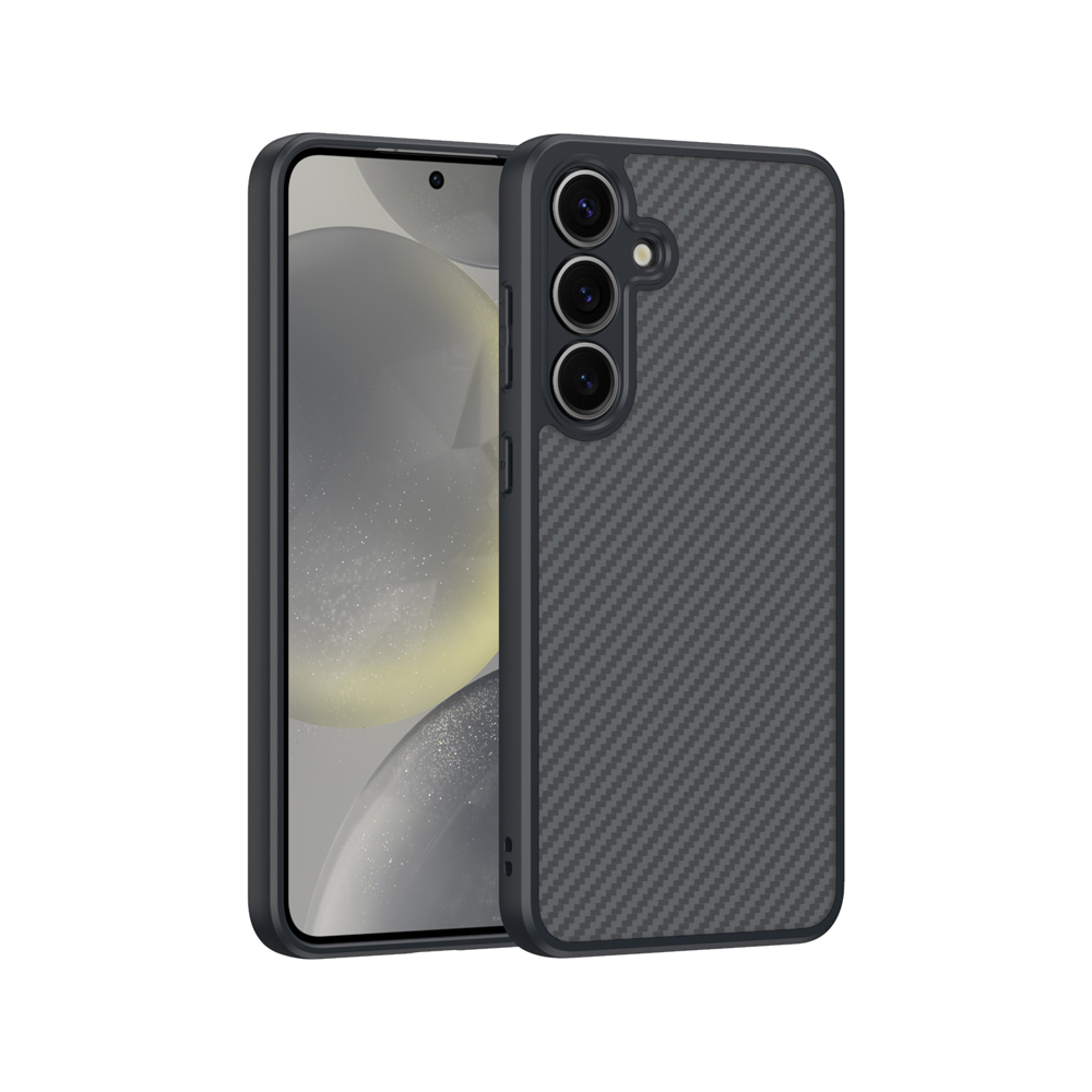 Karbon fiber desenli koyu renk telefon kılıfı bir akıllı telefon üzerinde.