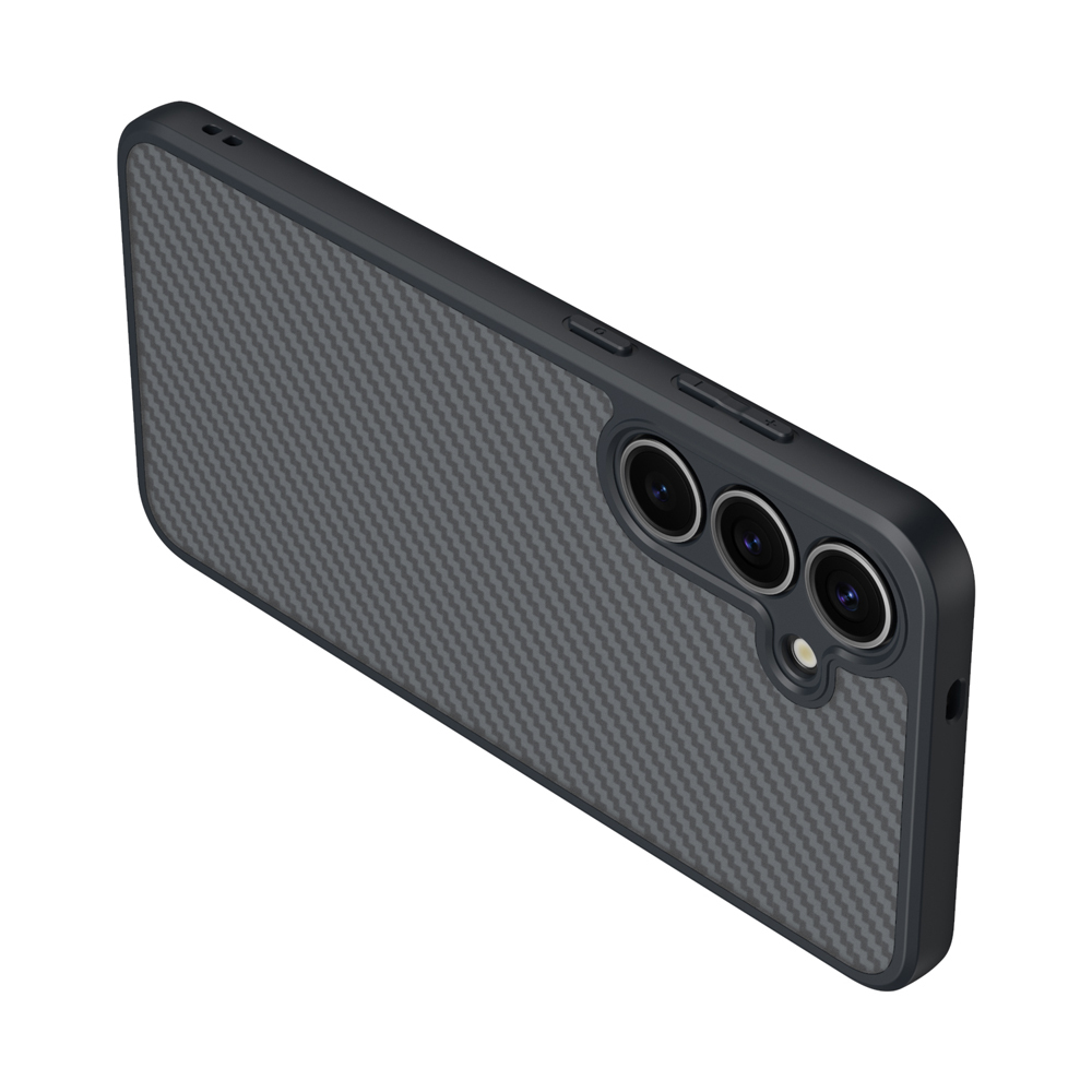 Karbon fiber desenli gri telefon kılıfı ve üç kamera lensi.