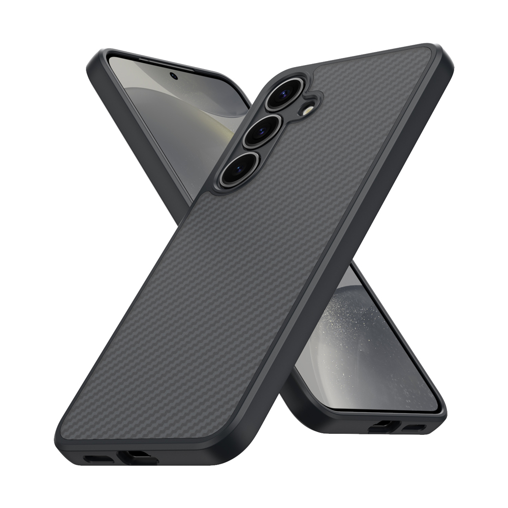 Karbon fiber dokulu iki siyah telefon kılıfı üst üste binmiş.