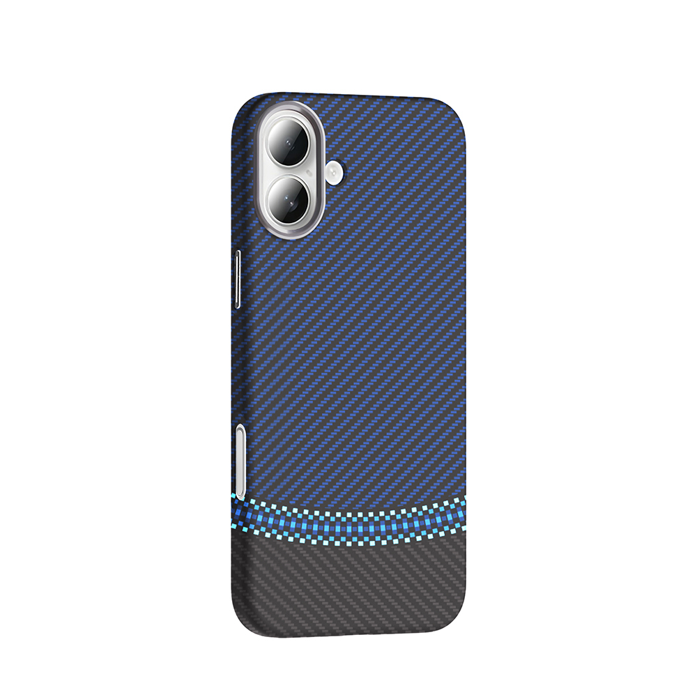 Karbon fiber desenli ve gümüş aksanlı lacivert telefon kılıfı.