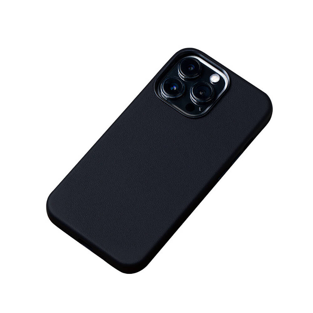 Arkada üç kamera lensi olan koyu gri telefon, beyaz arka plan üzerinde.