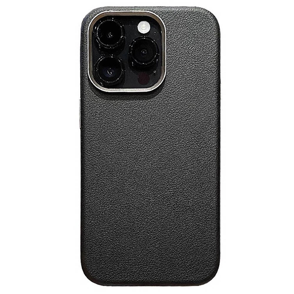 Üç kamera lensli ve flaşlı siyah telefon kılıfı.