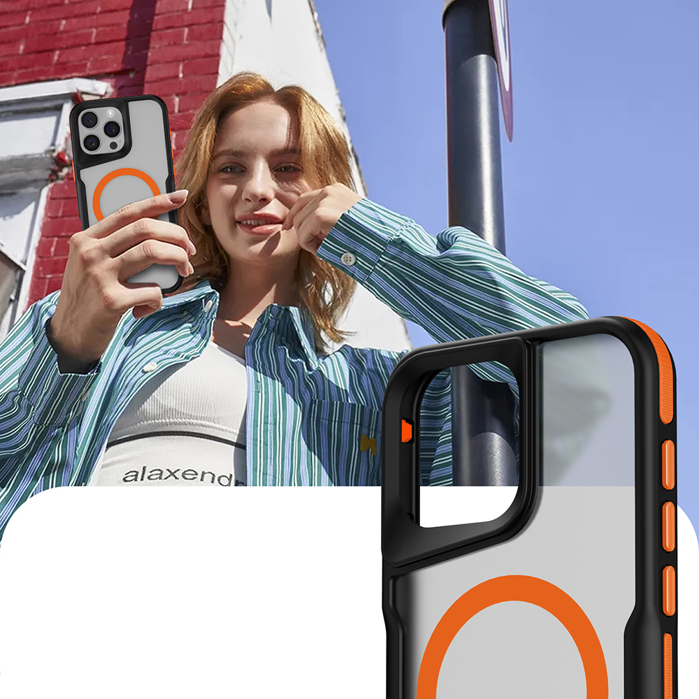 Çizgili gömlekli kadın telefon kılıfı tutuyor; kılıfın yakın çekimi.
