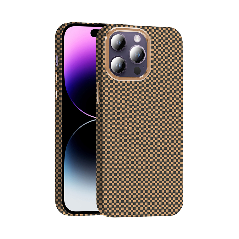 Arkada üç kamerası olan, damalı kılıflı bir telefon.