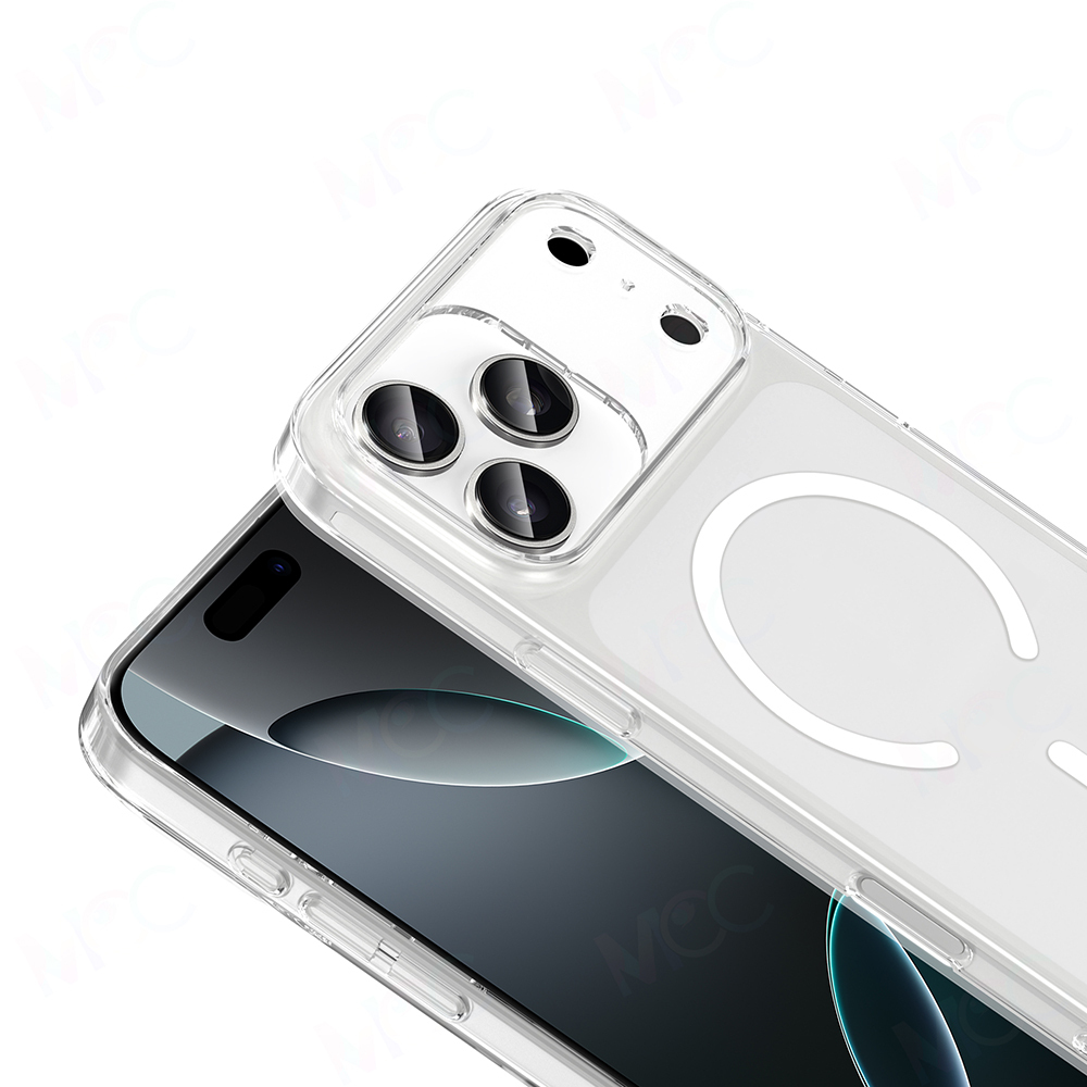 Üç kamera lensli ve manyetik halkalı şeffaf telefon kılıfı. Beyaz arka plan.