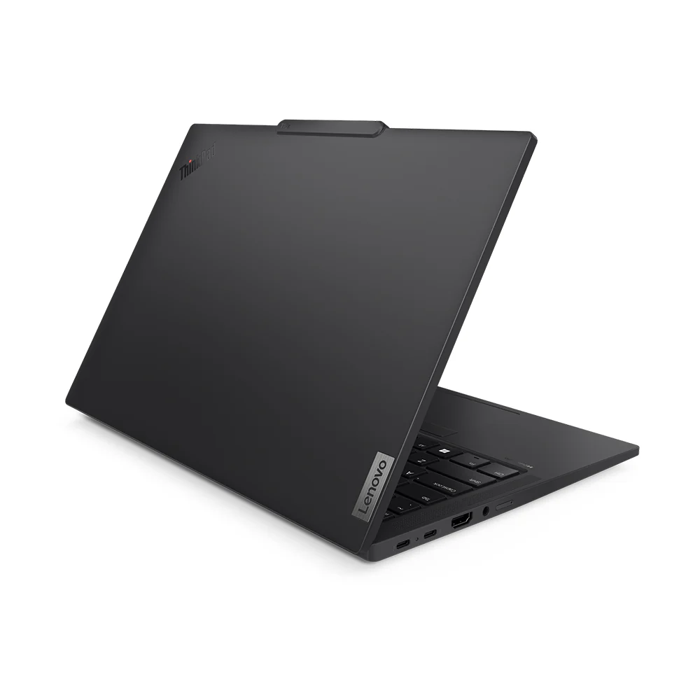 Laptop nero con coperchio aperto. Logo ThinkPad in alto, logo Lenovo di lato.