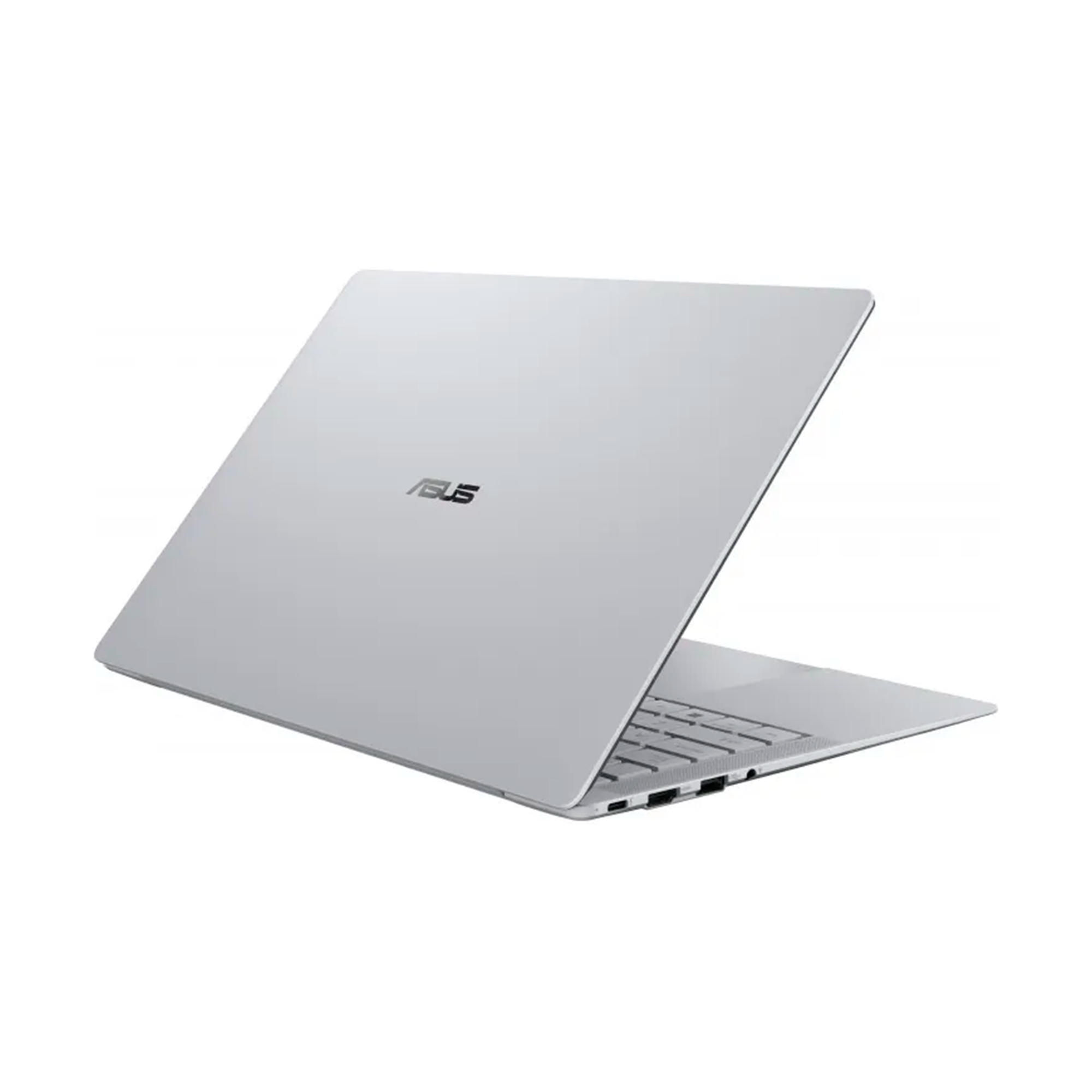 Un portátil Asus plateado con la tapa abierta, mostrando el teclado y los puertos.