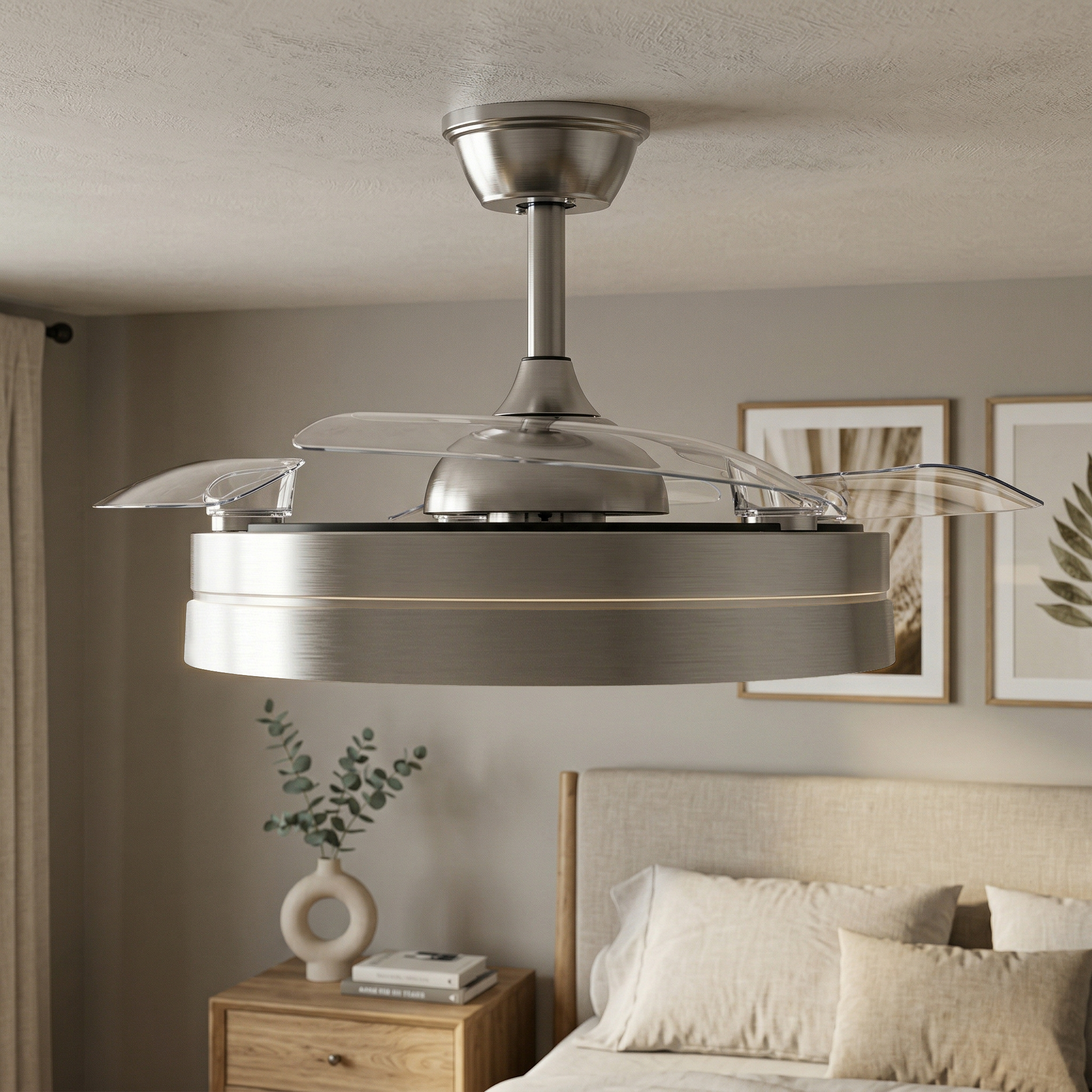 Ventilador de techo con aspas retráctiles y luz sobre una cama.