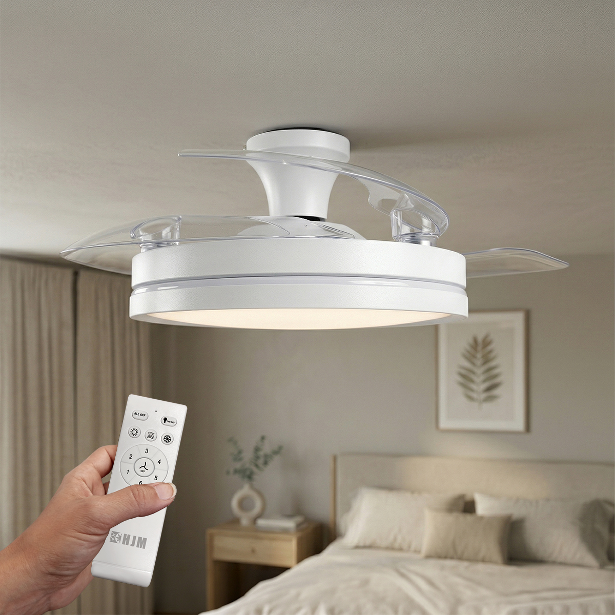Un ventilador de techo blanco con luz y mando a distancia en un dormitorio.