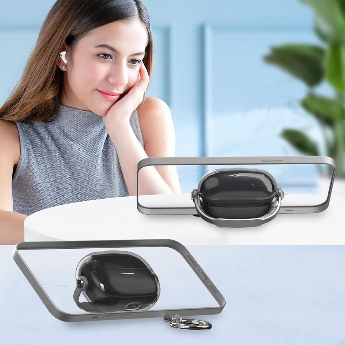 Donna con auricolari sorride, accanto a una custodia nera per auricolari con supporto.