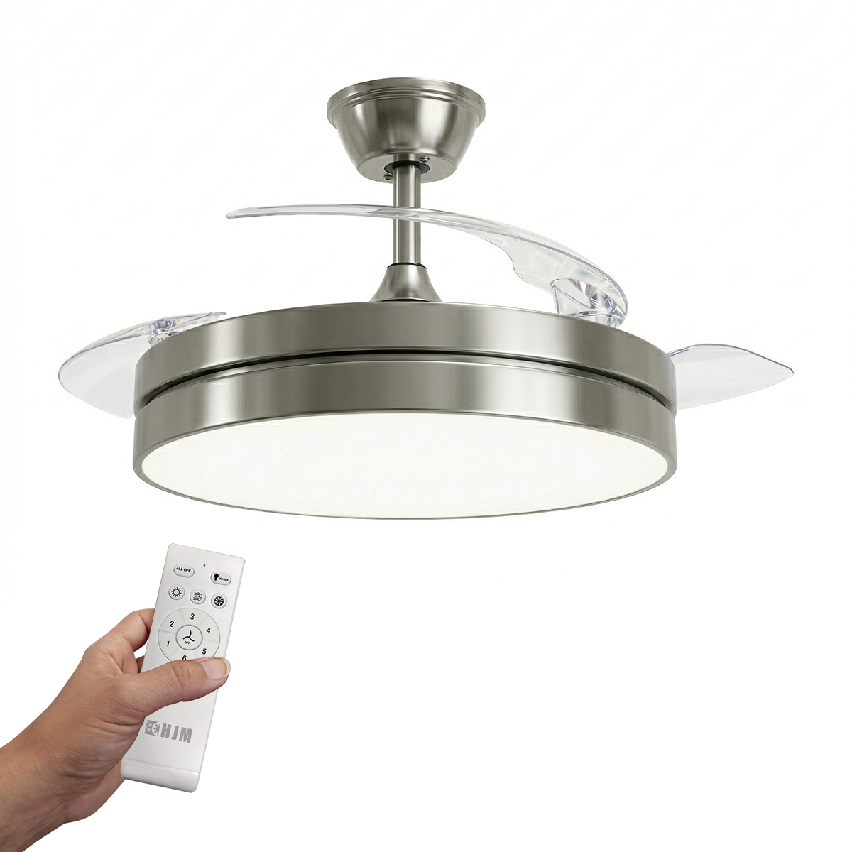 Un ventilador de techo retráctil con luces y mando a distancia al alcance.