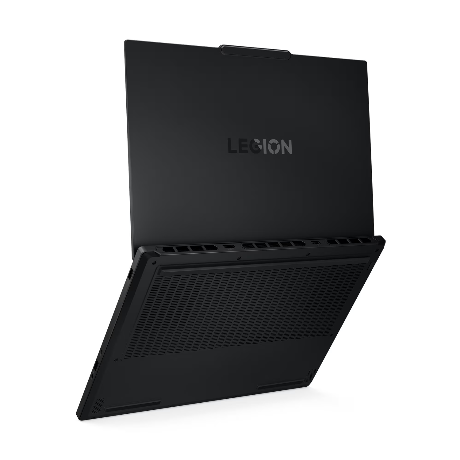 Siyah Lenovo Legion dizüstü bilgisayar, havalandırmalı alt kısmı ve logosuyla alçak açıdan gösteriliyor.