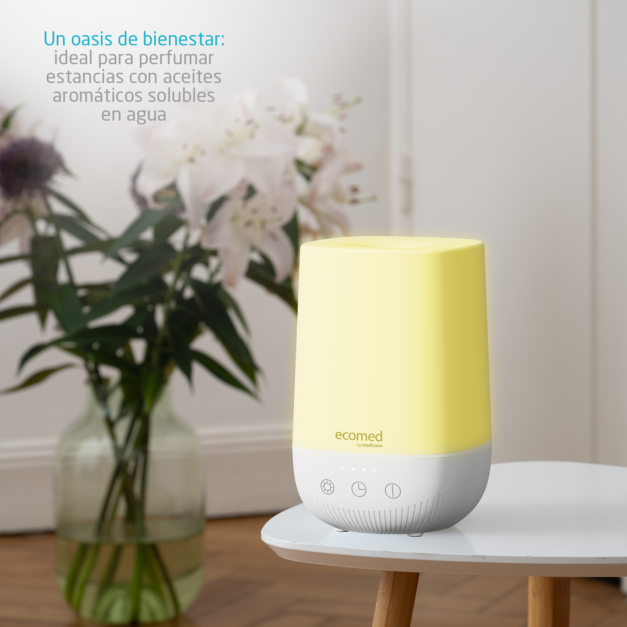 Ein gelber Diffusor mit Bedienelementen steht auf einem Tisch neben Blumen.