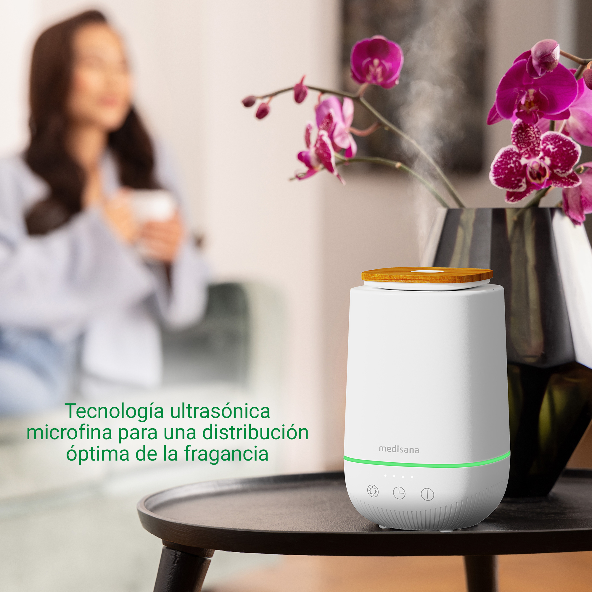 Un diffusore bianco con coperchio in legno emette vapore vicino a orchidee viola.