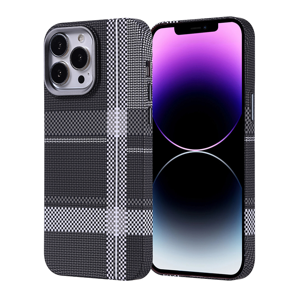 Gümüş kameralı, kareli kılıflı siyah telefon. Ekranı mor renktedir.