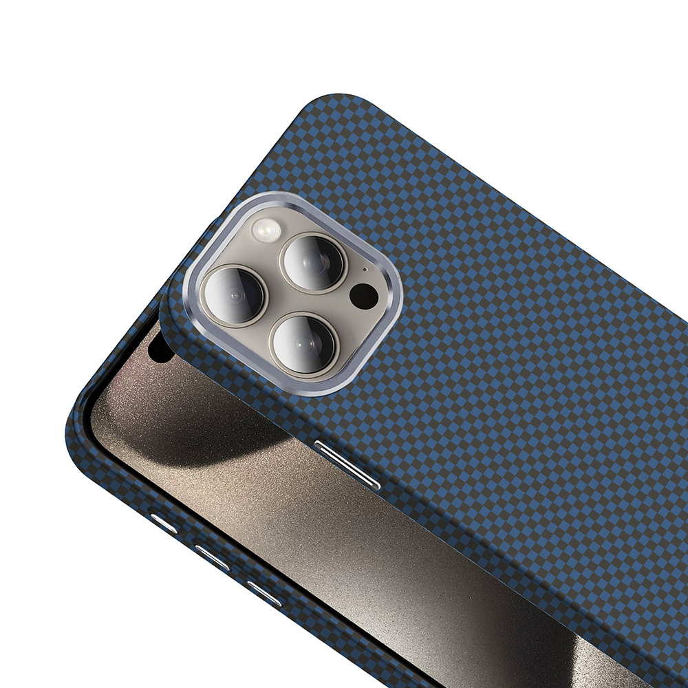 Kamera modülüne sahip mavi kareli telefon kılıfı. Beyaz arka plan.
