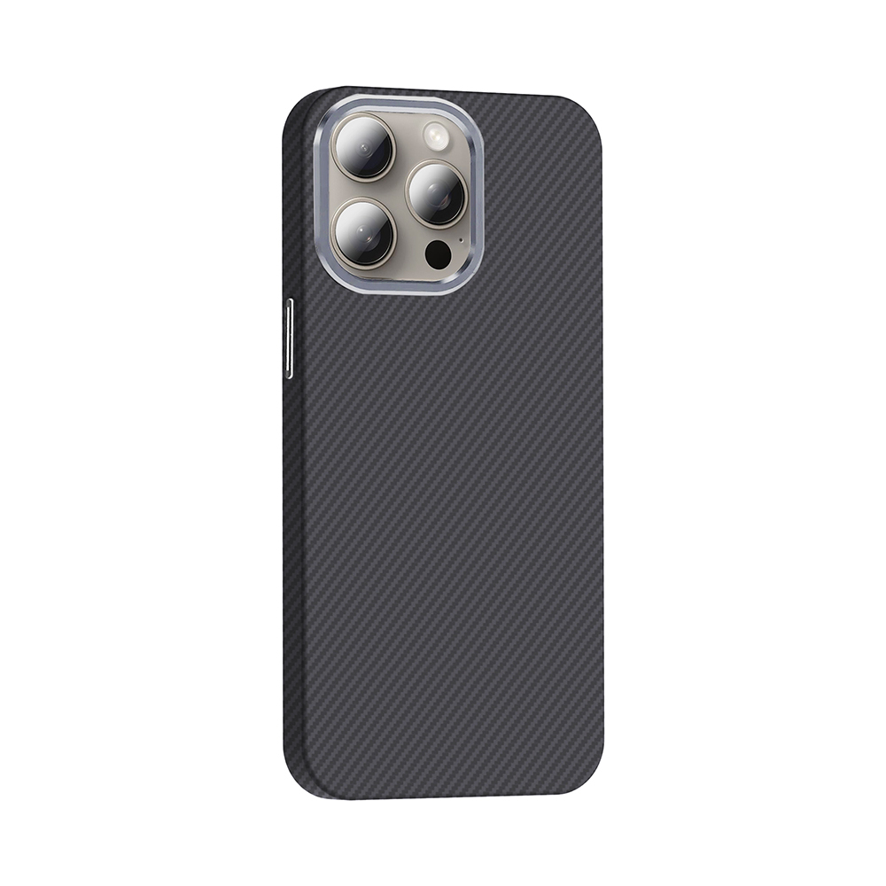 Koyu karbon fiber dokulu telefon kılıfı, üçlü kamera kesimi.