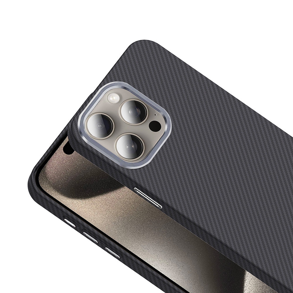 Koyu gri karbon fiber desenli telefon kılıfı, kamera kesimli.