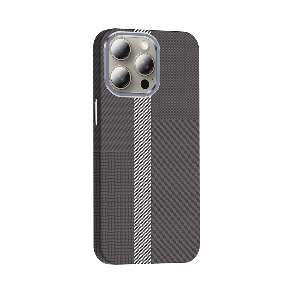 Karbon desenli ve beyaz şeritli koyu gri telefon kılıfı.