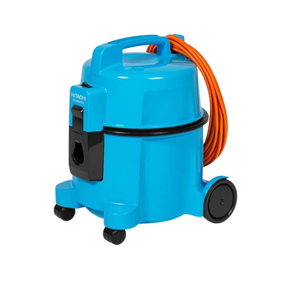 Ein blauer Hitachi Nass-/Trockensauger mit orangefarbenem Kabel und schwarzen Rädern.
